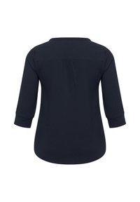 Marineblaue Bluse mit dreiviertel Ärmeln, glatter Textur, abgerundetem Saum und einem dezenten Schulterdetails auf der Rückseite. Rückansicht dargestellt.