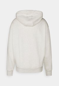 Sudadera gris claro con una textura suave, que presenta una gran capucha y puños acanalados. La parte trasera es sencilla, sin diseños ni acentos.