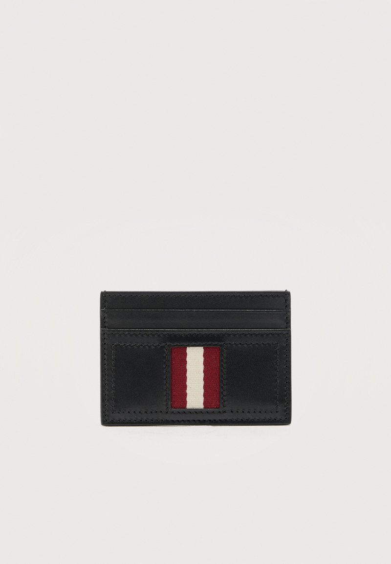 Porte-cartes en cuir noir avec deux emplacements pour cartes et un détail central en tissu rayé vertical rouge et blanc.