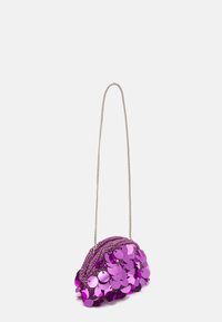 Borsa a spalla viola in paillettes con tracolla a catena, caratterizzata da una forma arrotondata e una superficie testurizzata creata da paillettes circolari sovrapposte.