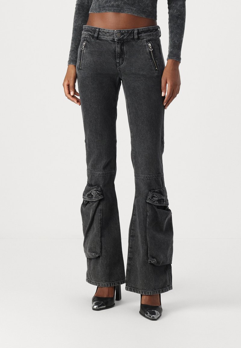 Pantalons en denim noir évasés avec des poches de style cargo, des accents zippés et une texture usée. Caractéristiques : taille mi-haute et jambes larges.