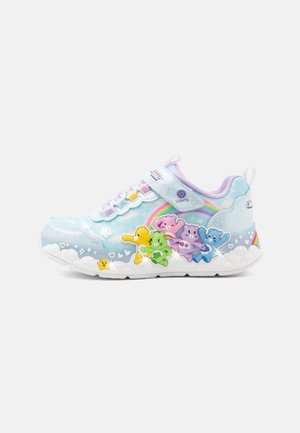 Baskets enfants bleu clair avec des Care Bears colorés, des arcs-en-ciel, des nuages, des cœurs, des étoiles et une fonction lumineuse sur la bride latérale.