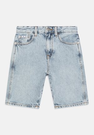 Lyseblå denimshorts med fem lommer, knap foran med "ck"-logo og bæltestropper, lagt fladt på en hvid baggrund.