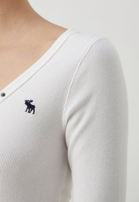 Abercrombie & Fitch LONG SLEEVE ICON HENLEY - Top s dlouhým rukávem - white