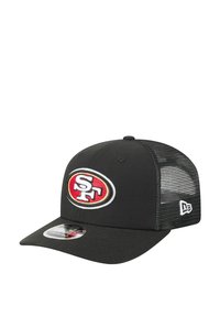 Schwarze Baseballmütze mit festem Frontteil, Netzrücken und einem gestickten roten und weißen "SF"-Logo. Mit einem gebogenen Schirm und verstellbarem Riemen.