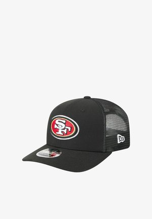 Schwarze Baseballmütze mit festem Frontteil, Netzrücken und einem gestickten roten und weißen "SF"-Logo. Mit einem gebogenen Schirm und verstellbarem Riemen.