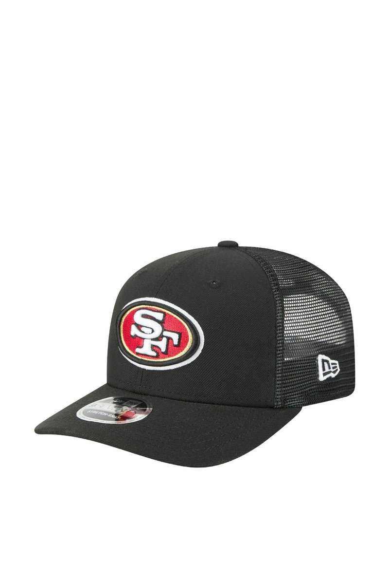 Schwarze Baseballmütze mit festem Frontteil, Netzrücken und einem gestickten roten und weißen "SF"-Logo. Mit einem gebogenen Schirm und verstellbarem Riemen.