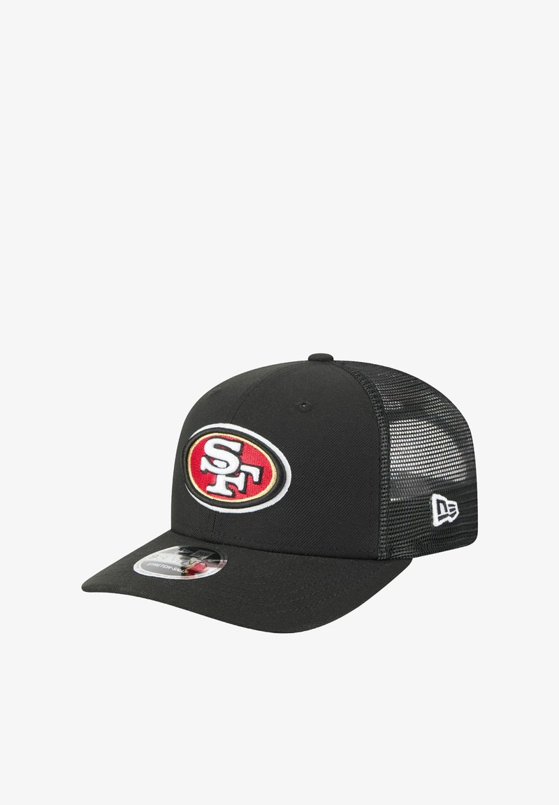 Schwarze Baseballmütze mit festem Frontteil, Netzrücken und einem gestickten roten und weißen "SF"-Logo. Mit einem gebogenen Schirm und verstellbarem Riemen.