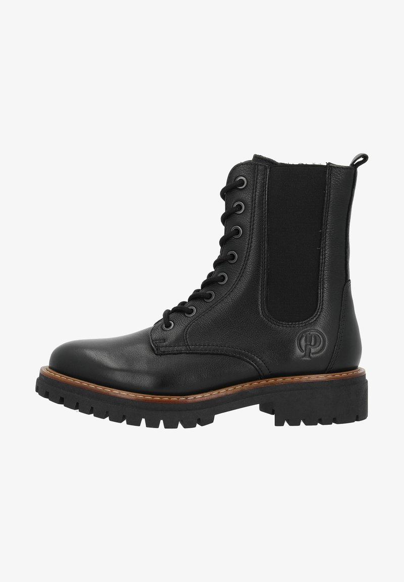 Botín de cuero negro con panel lateral texturizado, punta redonda, diseño con cordones y suela robusta, con detalle de ribete marrón y logo.