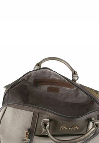 Graue Handtasche mit strukturierter Oberfläche, metallischen Akzenten, Reißverschluss und gemusterter Innenauskleidung. Verfügt über eine Innentasche und ein Markenschild.