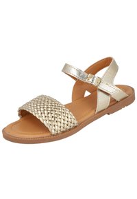 Sandal de oro trenzado con suela plana, que presenta una tira tejidos y acentos metálicos. Cierre de hebilla en la tira del tobillo. Textura suave.