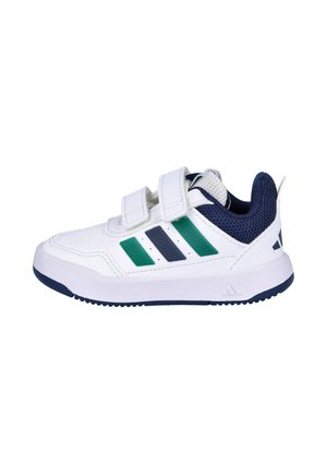 Zapatilla deportiva blanca para niños con rayas azul marino y verdes, talón de malla azul marino y dos correas blancas de velcro.