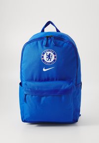 Kék hátizsák tartós anyagból, elülső cipzáros zsebbel, a Chelsea Football Club logójával és a Nike pipa emblémával. Egyszerű, lekerekített dizájn.