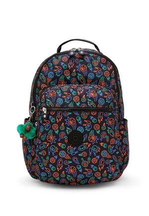 Zaino nero compatto con motivi colorati di palloni sportivi, tasca frontale con cerniera, tasche laterali, doppie tirette, maniglia superiore e portachiavi a forma di scimmia verde.