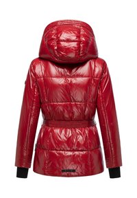 Rote Pufferjacke mit glänzender Oberfläche, übergroßer Kapuze, tailliertem Schnitt, langen Ärmeln und gerippten Bündchen. Verfügt über ein gestepptes Design und Seitentaschen.