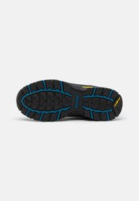 Suola della scarpa da trekking Skechers, realizzata in gomma nera con battistrada profondo, dettagli blu e marchio giallo, progettata per offrire aderenza e durata.