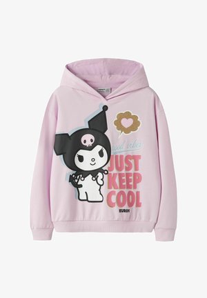 Jasnoróżowa bluza z kapturem z kreskówkową postacią Kuromi, złotą dymkiem w kształcie serca i tekstem „Good vibes just keep cool.”