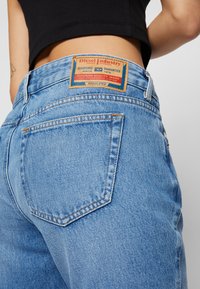 Diesel 1969 D-EBBEY DIESEL LIBRARY - Calças de ganga à boca de sino - denim