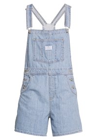 Salopette courte en denim bleu clair avec bretelles réglables, poche poitrine avant, boutons latéraux et deux poches avant sur les hanches.