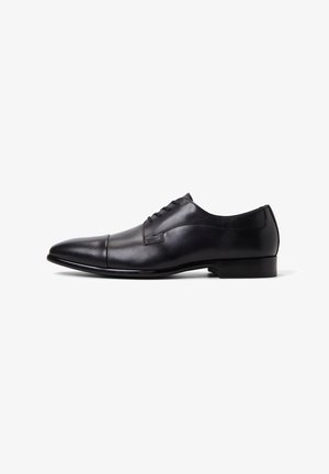 Zapato de vestir de cuero negro con acabado pulido, punta afilada, diseño de cordones y un tacón bajo y rectangular. Textura suave, acentos mínimos.