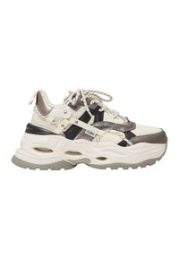 Pantof sport masiv în culorile crem, negru și gri metalizat, cu texturi din plasă și piele, având talpă groasă cu detalii decupate și șireturi cu model.