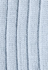 Ljust blått stickat tyg med vertikal texturerad ribb; mjuk och fluffig textur med jämnt fördelade kanter.