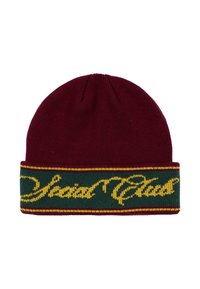 Bordeaux gebreide beanie met een opgevouwen groene band met gele cursieve letters. Zachte textuur met een aansluitende pasvorm en een ronde top.