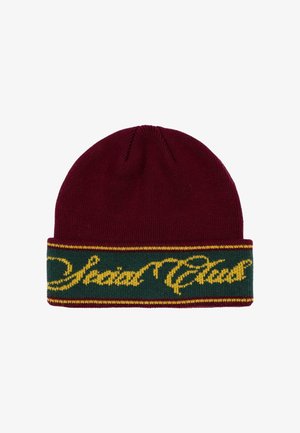 Bonnet en tricot bordeaux avec un bandeau vert replié comportant une écriture cursive jaune. Texture douce avec un ajustement serré et un dessus arrondi.