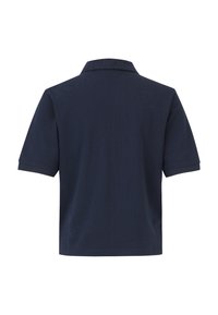 Marineblauwe polo met een klassieke kraag en korte mouwen. Glad textuur, geen zichtbare patronen of accenten, ontworpen voor een comfortabele pasvorm.