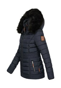 Marineblauwe pufferjack met faux fur capuchon, ritssluitingen aan de zijkanten, horizontale bies en een patchdetail op de mouw. Zachte textuur en casual ontwerp.
