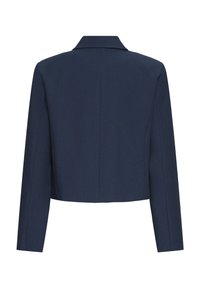 Naktiniais mėlynos spalvos, trumpa striukė su pritaikytu kirpimu, plačiais apykaklėmis ir ilgomis rankovėmis; tekstūruotas audinys su lygia apdaila ir tvarkingomis siūlėmis.