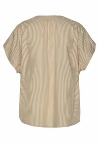 Beige gestreiftes Oberteil mit kurzen Ärmeln, lockerer Passform, rundem Ausschnitt und einer mittigen Rückenfalte. Glatte Stofftextur.