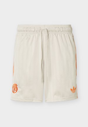 Bijele sportske kratke hlače s elastičnim pojasom i vezicom, narančasti Adidas logotip na lijevoj nozi te narančasti prugasti detalj sa strane.