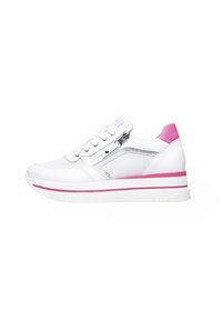 Scarpa sportiva bianca con un accento rosa, dotata di un pannello in rete, pelle texturizzata, chiusura con lacci e una suola bianca spessa con una striscia rosa.