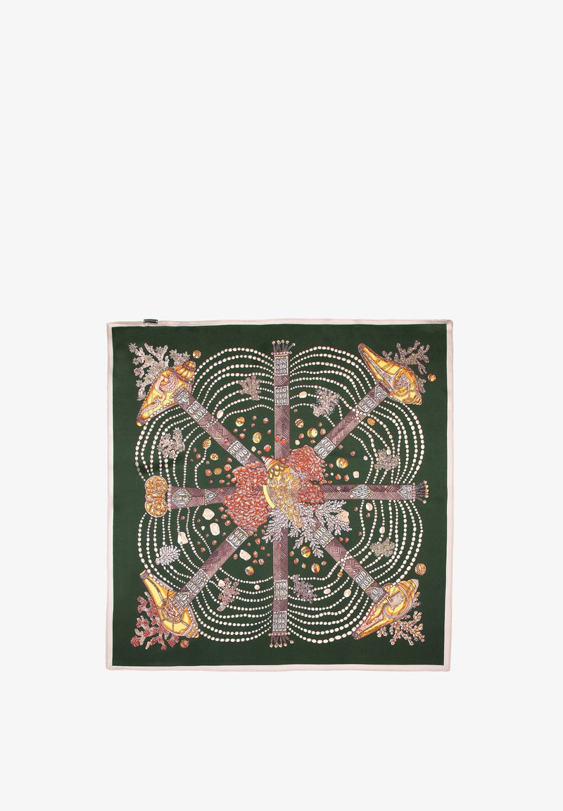 Foulard quadrato in seta con uno sfondo verde scuro e intricati motivi in bianco, arancione e oro, compresi motivi naturali e conchiglie.