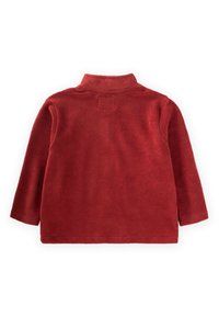 Roter Fleece-Pullover mit hohem Kragen, langen Ärmeln und strukturiertem Finish. Verfügt über ein kleines Rückenteil für das Anbringen eines Labels.