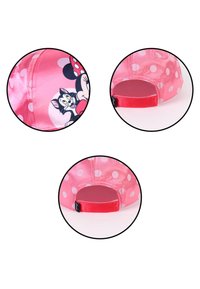 Rosa Kappe mit Punkten und Cartoonfiguren. Satinmaterial mit glatter Textur. Verstellbarer Riemen auf der Rückseite, lebendige Farben.