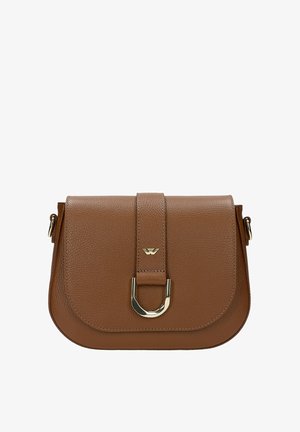 Brązowa skórzana torebka na ramię z klapą, złotymi okuciami i wyraźnym okrągłym akcentem. Charakteryzuje się fakturowaną powierzchnią i minimalistycznym designem.