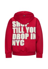 Felpa rossa con cappuccio e testo bianco che recita "SHOP TILL YOU DROP IN NYC", caratterizzata da una vestibilità comoda e polsini e orlo a coste.
