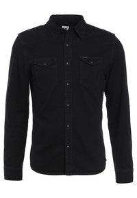 Černá denimová košile s knoflíkovým zapínáním vpředu, dvěma náprsními kapsami a špičatým límcem. Obsahuje dekorativní švy a mírně strukturovaný povrch.