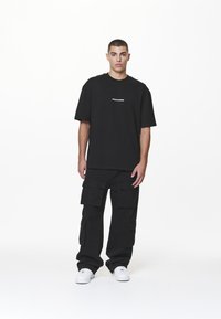 Pegador COLNE LOGO TEE - Apdrukāts T-krekls - black