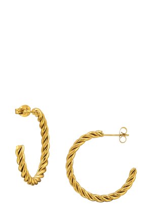 Gouden gedraaide oorringen met een textuurdesign, voorzien van een veilige sluiting en een open uiteinde, die een glanzende metallic afwerking tonen.