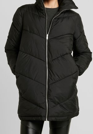 Zwart pufferjack met een capuchon, voorzien van een diagonaal gestikte patroon, ritssluiting en zijzakken. Gladde textuur en halflange ontwerp.