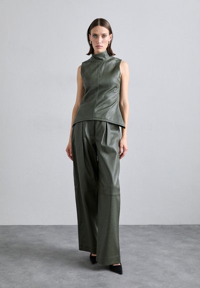 REMAIN Topper - deep depths