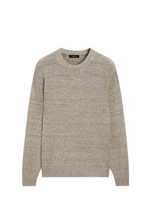 Hellbrauner Strickpullover mit dezenten horizontalen Streifen, Rundhalsausschnitt sowie gerippten Bündchen und Saum.