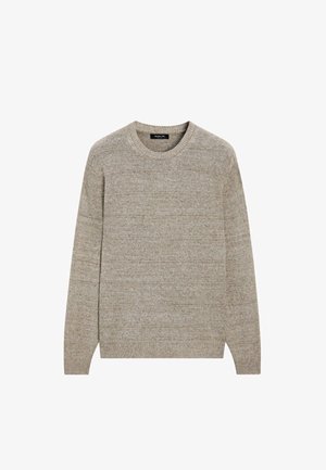 Lysebrun strikket sweater med subtile vandrette striber, rund hals og ribkant ved ærmer og kant.