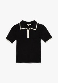 Zwarte polo met korte mouwen, witte kraag en ritssluiting. Zachte textuur, contrasterende afwerking op kraag en mouwen. Eenvoudig, modern ontwerp.
