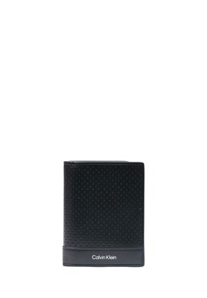 Cartera negra de cuero Calvin Klein con pequeñas perforaciones y logo en una banda lisa en la parte inferior, cerrada y en posición vertical sobre un fondo blanco.