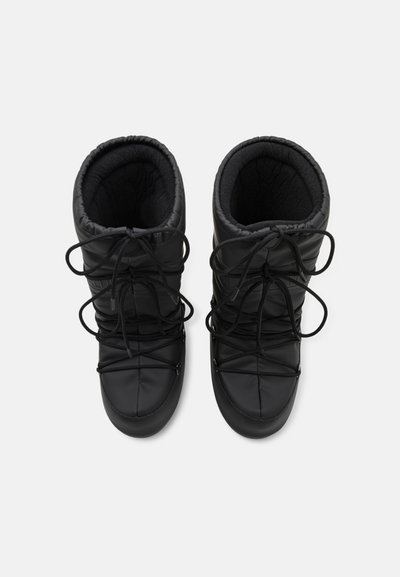 Schwarze isolierte Stiefel mit einer glatten, matten Oberfläche. Ausgestattet mit einem gepolsterten Schaft, Schnürung vorne und runder Zehenpartie. Weiche Innenauskleidung sichtbar.