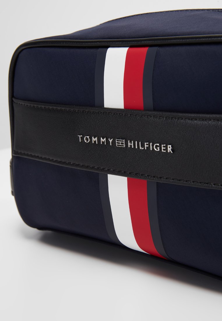 tommy hilfiger elevated washbag
